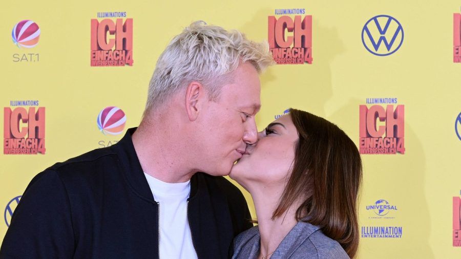 Jens "Knossi" Knossalla und seine Verlobte Lia Mitrou bei der Fan-Premiere von "Ich - Einfach unverbesserlich 4" in Köln. (hub/spot)