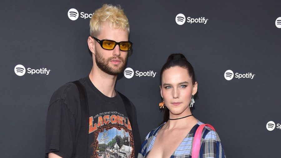 Sofi Tukker, bestehend aus Tucker Halpern und Sophie Hawley-Weld werden im Juli nicht in Europa auftreten. Grund ist eine Infektion des Musikers. (ae/spot)