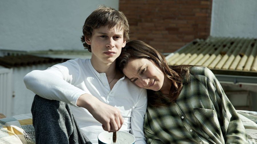 "Wir für immer": Jann (Philip Günsch) liebt seine Mutter Lina (Marie Leuenberger) grenzenlos. (cg/spot)