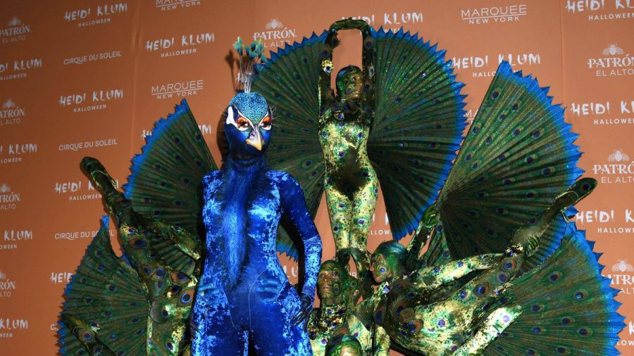 2023 kam Heidi Klum dank der Hilfe eines ganzen Teams als riesiger Pfau mit lebenden Federn. (eyn/spot)