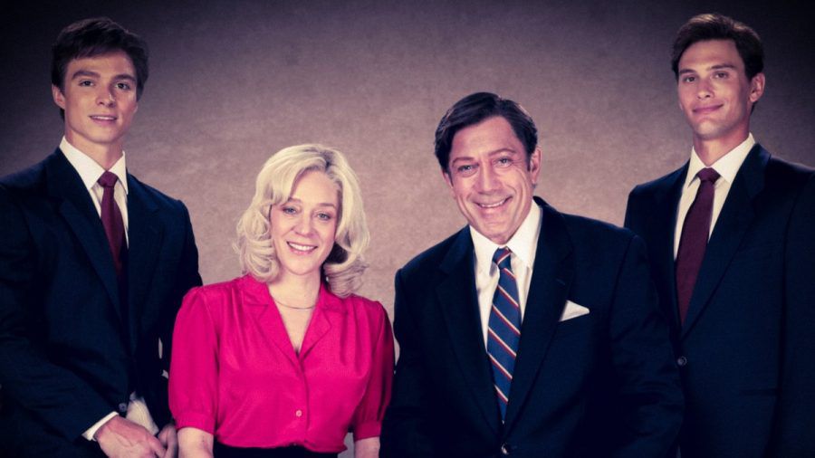 Die Familie Menendez in der neuen Staffel von "Monster": Nicholas Chavez, Chloë Sevigny, Javier Bardem und Cooper Koch (v.l.n.r.). (lau/spot)