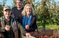 Maria Furtwängler bei den Dreharbeiten zum "Tatort: Königin" mit Regisseur Johannes Naber und Lina Wendel (l.). (lau/spot)