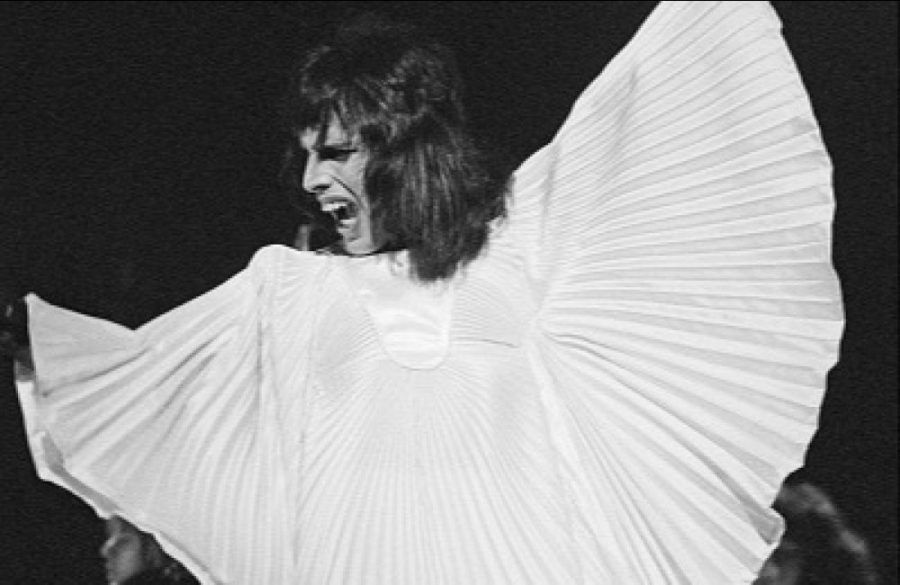 Freddie Mercury cape - JAN 1974 - Getty - Queen BangShowbiz