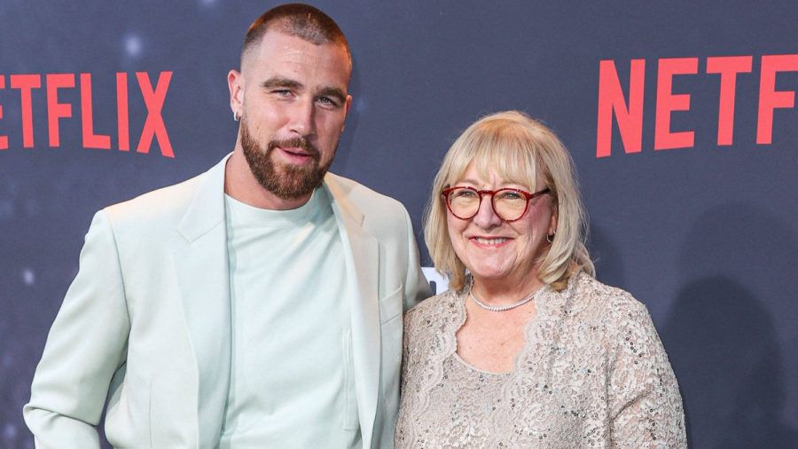 Donna Kelce mit ihrem schlagzeilenträchtigen Sohn Travis (tj/spot)