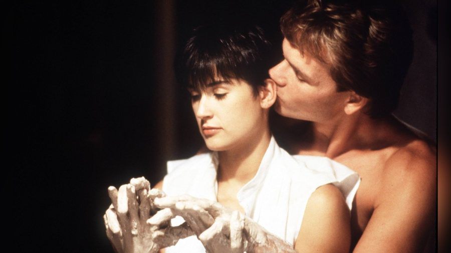 Demi Moore und ihr Filmpartner Patrick Swayze in der ikonischen Töpferscheiben-Szene von "Ghost - Nachricht von Sam" (tj/spot)