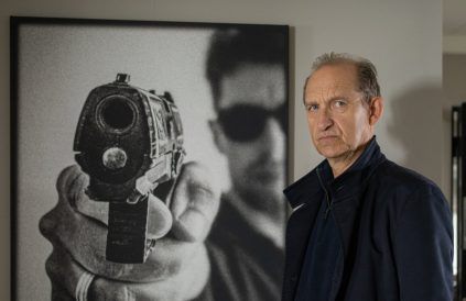 "Nord Nord Mord": Kommissar Carl Sievers (Peter Heinrich Brix) schaut sich im Haus von Leif Conradi um. (cg/spot)