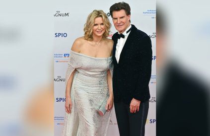 Veronica Ferres kam in einer silbernen Robe zum Filmball, ihr Mann in einem glitzernden Samt-Sakko. (eyn/spot)