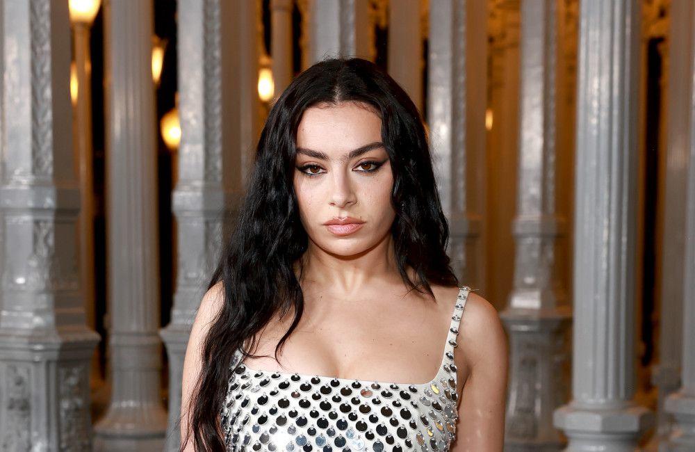 Charli-XCX-kontert-Kritik-am-Boomer-Vibe-ihres-Glastonbury-Auftritts