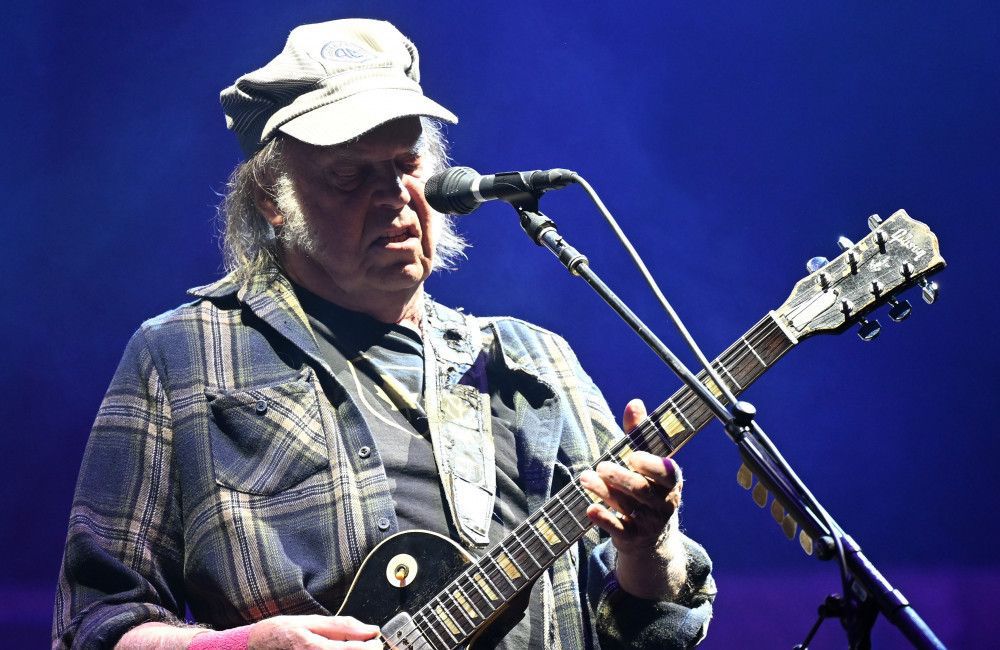 Musiklegende-Neil-Young-Eilfahrt-ins-Krankenhaus