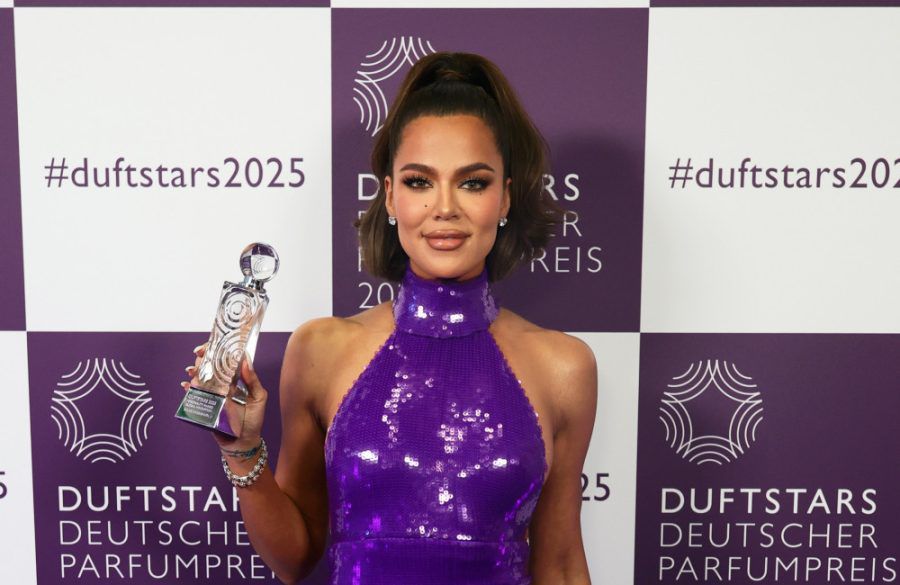 Khloé Kardashian poses with the award - 2025 Duftstars In Duesseldorf - Getty BangShowbiz