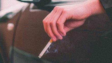 Richard Grieco als junger Mann vor blauem Himmel