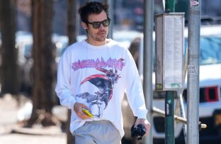 Harry Styles running in NYC March 2026 -  XNY/starmax/Famous BangShowbiz