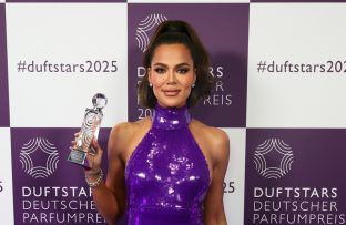 Khloé Kardashian poses with the award - 2025 Duftstars In Duesseldorf - Getty BangShowbiz