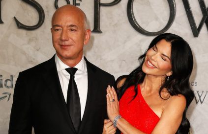 Jeff Bezos and Lauren Sanchez - credit Mario Mitsis - LOTR The Rings of Power premiere 2022 - Avalon BangShowbiz