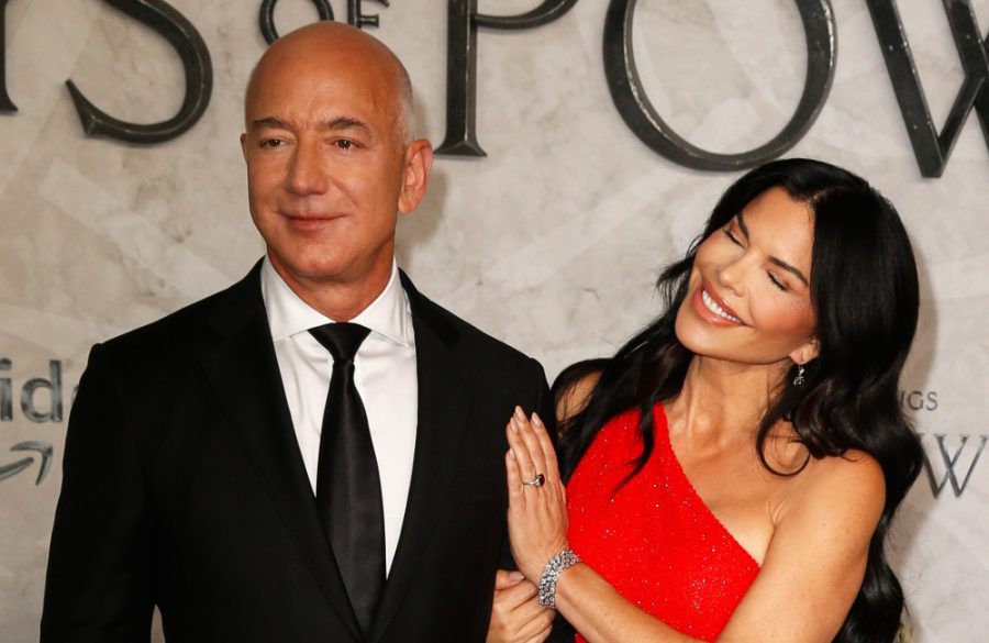 Jeff Bezos and Lauren Sanchez - credit Mario Mitsis - LOTR The Rings of Power premiere 2022 - Avalon BangShowbiz