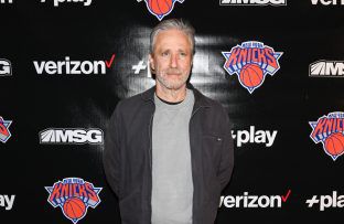 Jon Stewart - Verizon +play Red Carpet for New York Knicks Home Opener - 2022 - GEtty BangShowbiz