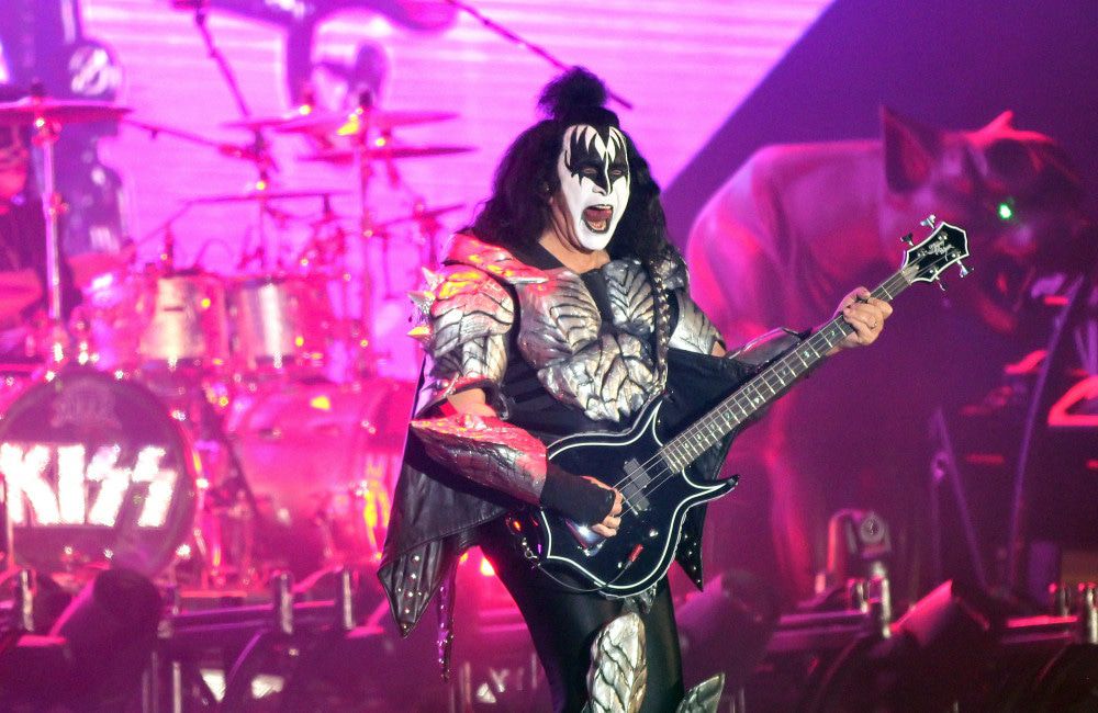 Gene-Simmons-will-nicht-k-rzertreten-w-hrend-er-sich-der-Ziellinie-des-Lebens-n-hert