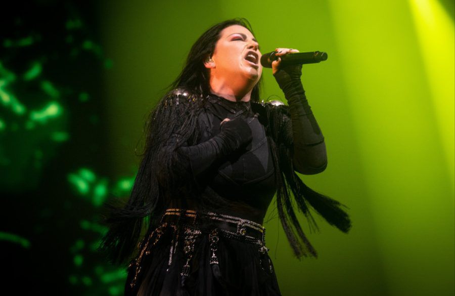 Amy Lee - The O2 2022 - Famous BangShowbiz