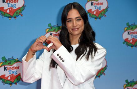 Amira Pocher lächelt Oliver Pocher an